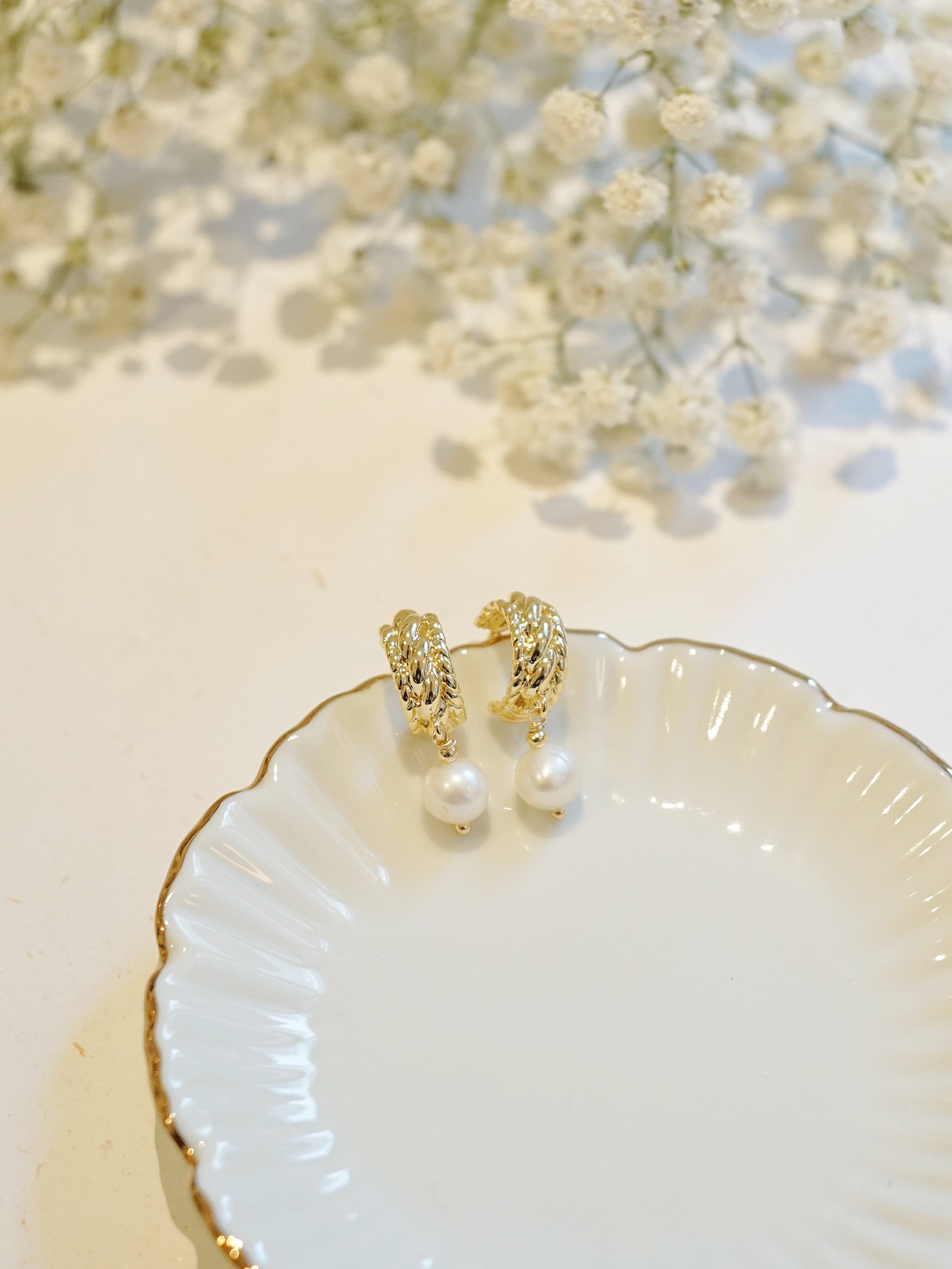 Gold-plated Vintage Style Twisted Hoop Pearl Earrings