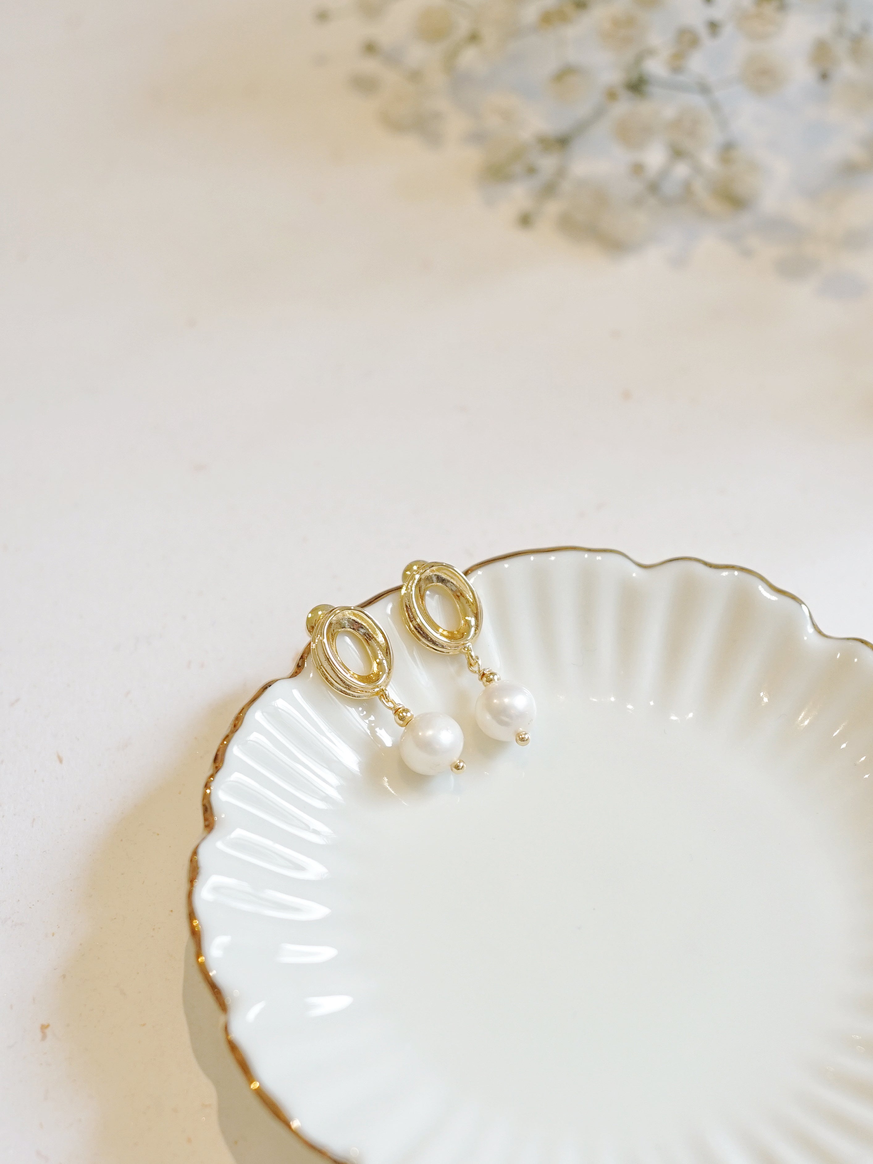 Gold-plated Vintage Style Oval Pearl Earrings