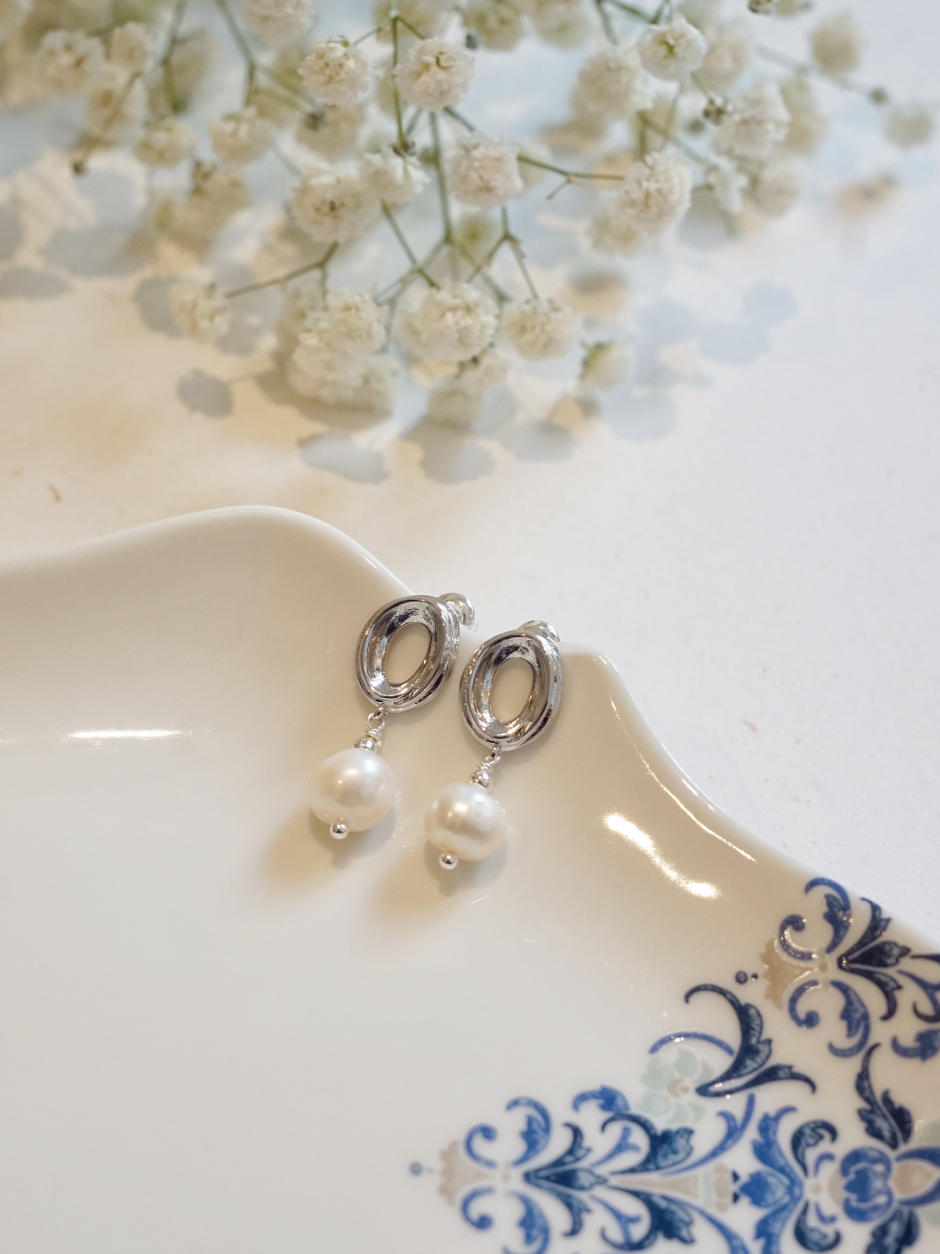 Silver-plated Vintage Style Oval Pearl Earrings